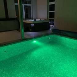 Бассейн с джакузи